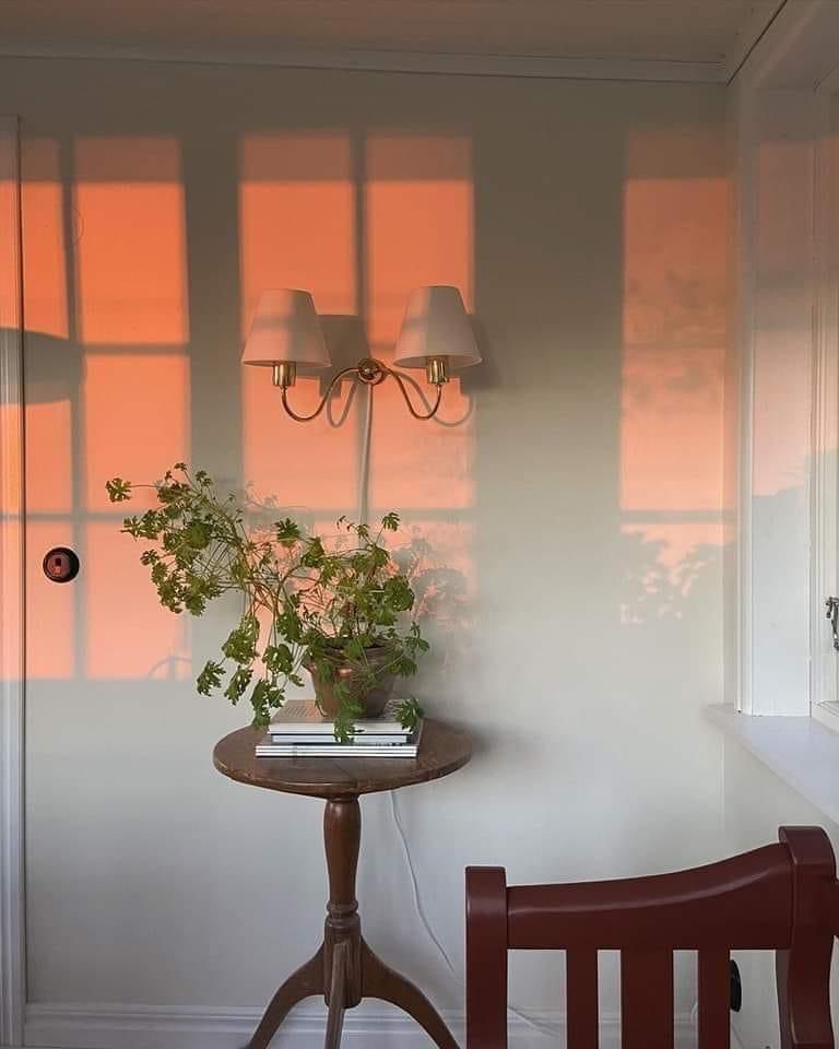 "أحب الذين يفيضون بالرحمة
الذين يملكون عيونًا تواسي 
وأيدٍ خُلقت لتطبطب."
#صباحكم_لطف_الله