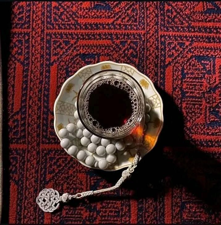 ” نحنُ الكَتفُ الثابت ؛ والمِزاج الرايق والضحكة الحُلوة ، لمن يَوَدنا فقط .”