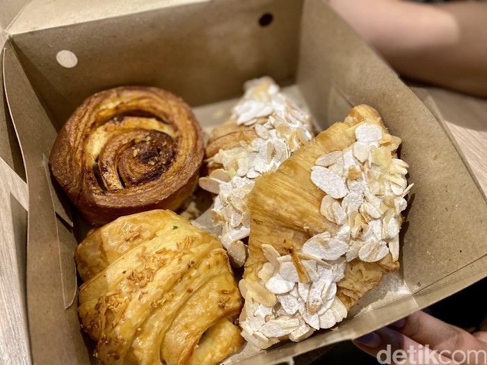 detikfood's tweet photo. #FOTO β¨ detikers! Mau berburu pastry viral di Pasar Cihapit Bandung? Toko roti ini selalu jadi incaran lho! π
Yuk kita intip potretnya! πππ»
Foto: Riska Fitria/detikcom
>> https://t.co/5UxbcOYOsb
#detikfood #Cihapit #PastryViral https://t.co/Bm2BTeM4l3