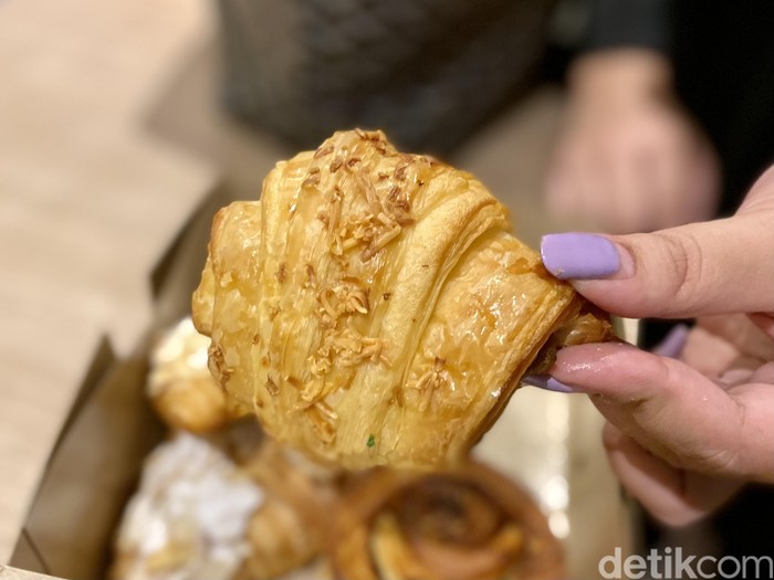 detikfood's tweet photo. #FOTO β¨ detikers! Mau berburu pastry viral di Pasar Cihapit Bandung? Toko roti ini selalu jadi incaran lho! π
Yuk kita intip potretnya! πππ»
Foto: Riska Fitria/detikcom
>> https://t.co/5UxbcOYOsb
#detikfood #Cihapit #PastryViral https://t.co/Bm2BTeM4l3