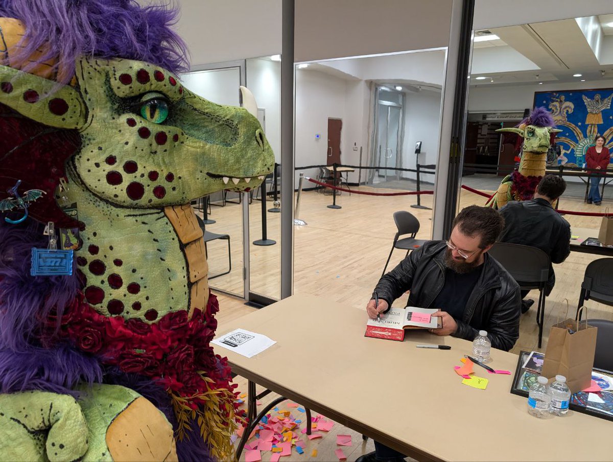 We had the pleasure of meeting the marvelous dragon book series author <a href="/paolini/">Christopher Paolini</a> at his book signing and panel in Albuquerque today! Always loved his books!

📸: <a href="/Wraith128/">Storm Holton</a> 
🧵: <a href="/TheBeastcub/">TheBeastcub</a> 

#quadsuit #dragon #dragons