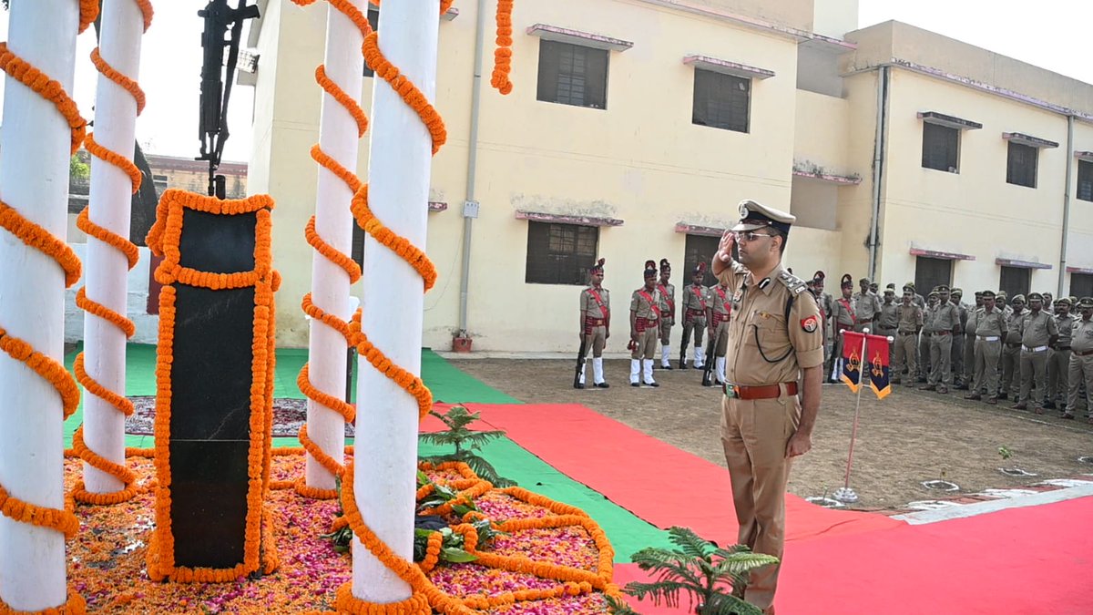 कर्तव्य पालन के मार्ग में अपने जीवन का बलिदान देने वाले समस्त निष्ठावान एवं बहादुर पुलिस कर्मियों को आज *पुलिस_स्मृति_दिवस_2024* पर विनम्र श्रद्धांजलि।
#policecommemorationday2024
<a href="/digazamgarh/">DIG Range Azamgarh</a> <a href="/Uppolice/">UP POLICE</a> <a href="/azamgarhpolice/">AZAMGARH POLICE</a> <a href="/balliapolice/">Ballia Police</a> <a href="/maupolice/">mau police</a>