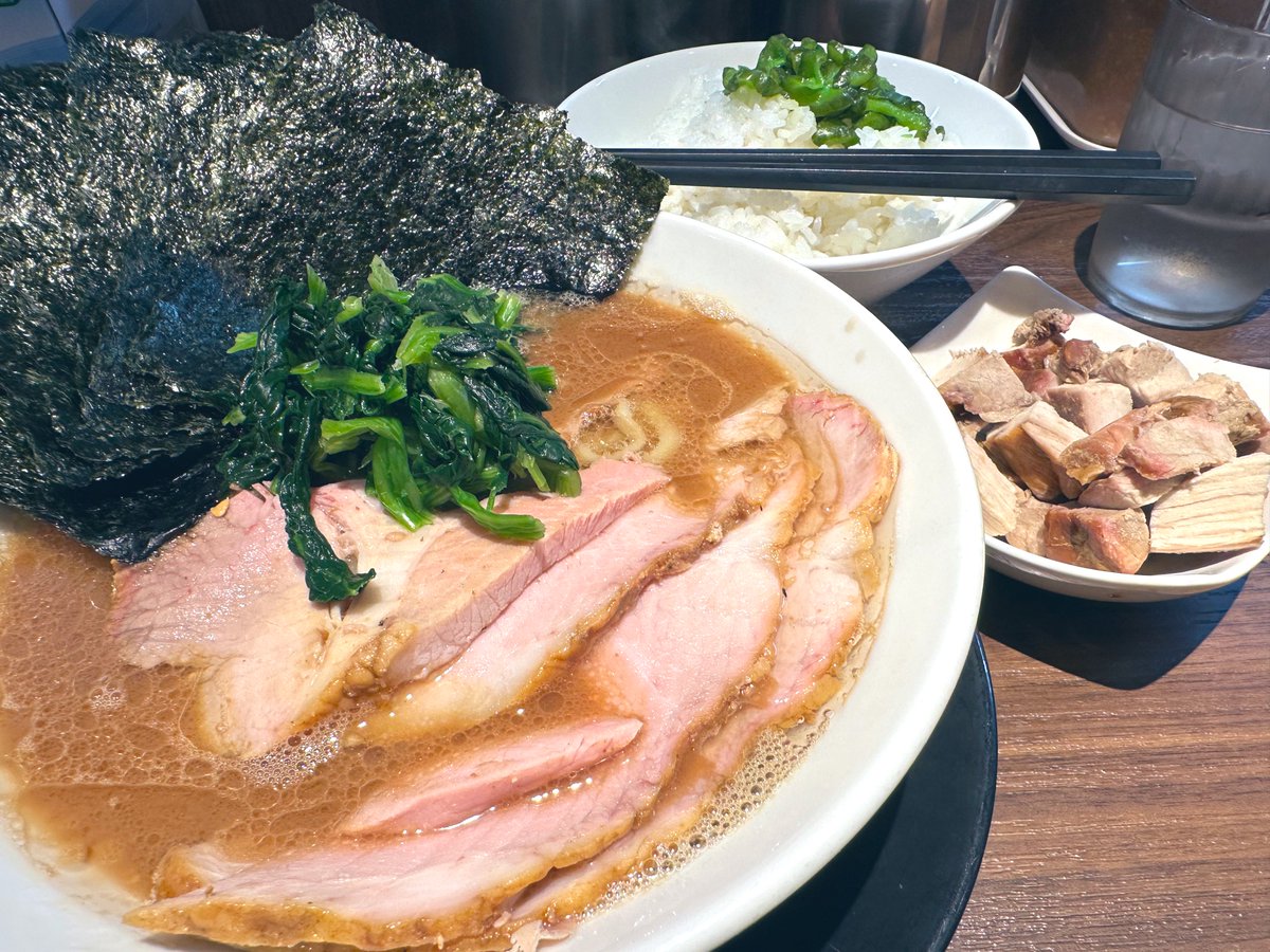 ライブ翌日の昼メシ
輝道家と相場が決まっているんですよね 
声の出し過ぎでガラガラの喉に
濃厚スープが染み渡る感じが至高過ぎて
竜明さんが美味い一杯作ってくださいました
いつもありがとうございます！！