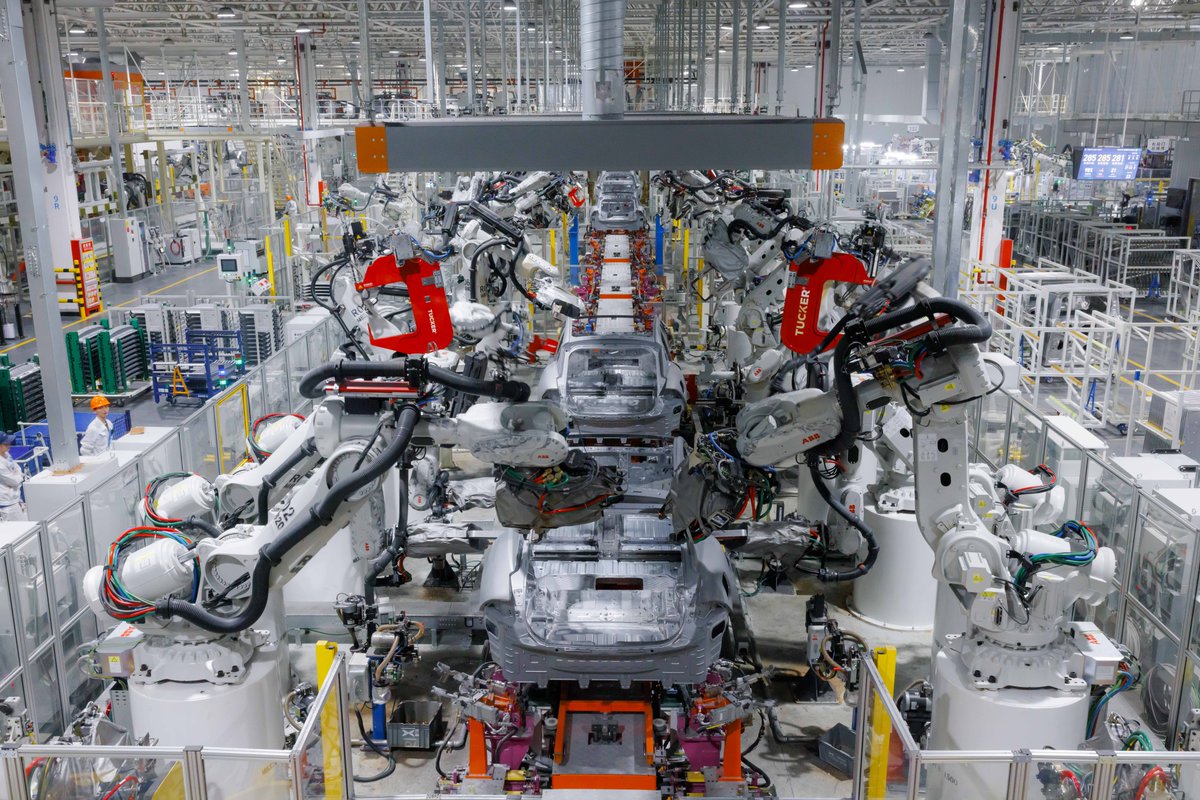 XPENG_Global's tweet photo. The first batch of #XPENGP7Plus rolls off the production line today, built using the world's largest 16,000T die-casting machine for more robust carbody and comfortable driving performance.
New production ready to fulfil hot pre-sale orders!
#XPENGDrivesChange https://t.co/xv8t0kjxTc