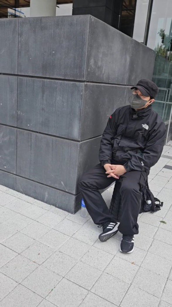 camlovesyoongi's tweet image. since they hate it when we share their pics i just want you say that if you see this, DON'T share it! 👀 DON'T post it all over socials! 👀 they don't like it when we do so let's be respectful! 👀👀👀👀👀👀