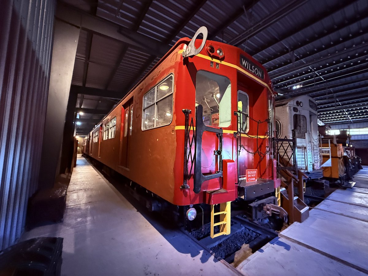 matty3d's tweet photo. Fall run with the #DeLorean crew to Halton County Radial Railway. They got the whole history of Toronto transport. From streetcars, buses and even all the way back to horse drawn carriages! https://t.co/rONObyhaCu