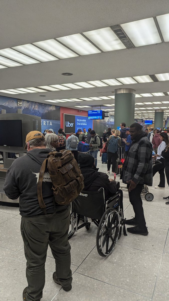RDBobocel's tweet image. Bravo @WestJet...been waiting for over 30 minutes for bags to arrive, and you&apos;re the only flight to have landed...can&apos;t wait for the survey to show up in my email! #FlyYEG