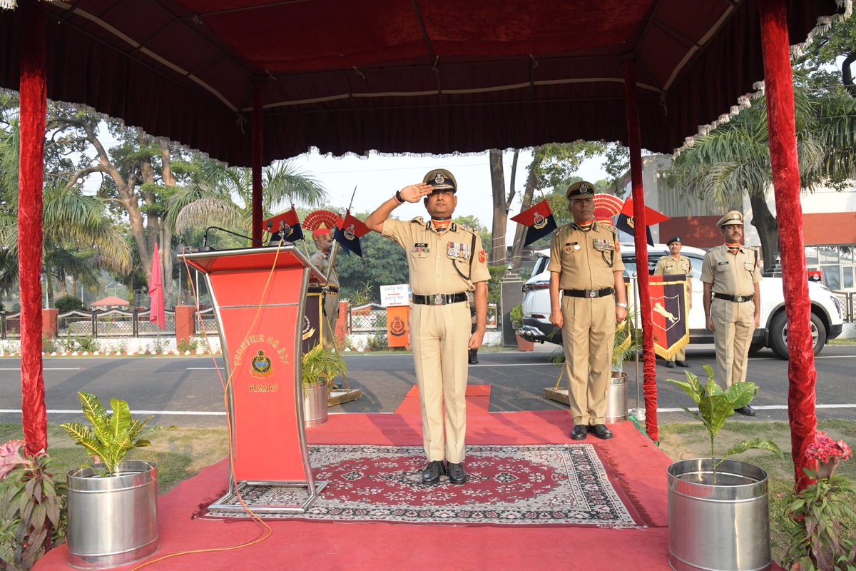 BSF_Punjab's tweet photo. 𝐁𝐒𝐅 𝐏𝐚𝐢𝐝 𝐇𝐨𝐦𝐚𝐠𝐞 𝐭𝐨 𝐭𝐡𝐞 𝐁𝐫𝐚𝐯𝐞 𝐇𝐞𝐫𝐨𝐞𝐬 𝐨𝐧 𝐏𝐨𝐥𝐢𝐜𝐞 𝐂𝐨𝐦𝐦𝐞𝐦𝐨𝐫𝐚𝐭𝐢𝐨𝐧 𝐃𝐚𝐲 𝟐𝟎𝟐𝟒
On Police Commemoration Day 2024, Dr. Atul Fulzele, IPS, IG BSF, Frontier HQ Punjab paid homage and saluted the brave-hearts in uniform who sacrificed their lives in the line of duty at Shaheed Smark, Frontier HQ, BSF Punjab in the presence of BSF officers and troops. 

He read out the names of the martyrs who made the supreme sacrifice for the nation, and said that we, from the core of our heart, honour their memory and legacy on #PoliceCommemorationDay2024. Their courage, dedication, and selflessness will always inspire us to build a safer Nation and a better society.

#PoliceCommemorationDay
#BSF 
#FirstLineOfDefence

@BSF_India @PMOIndia @HMOIndia @punjabpoliceind @ANI @PTI_News