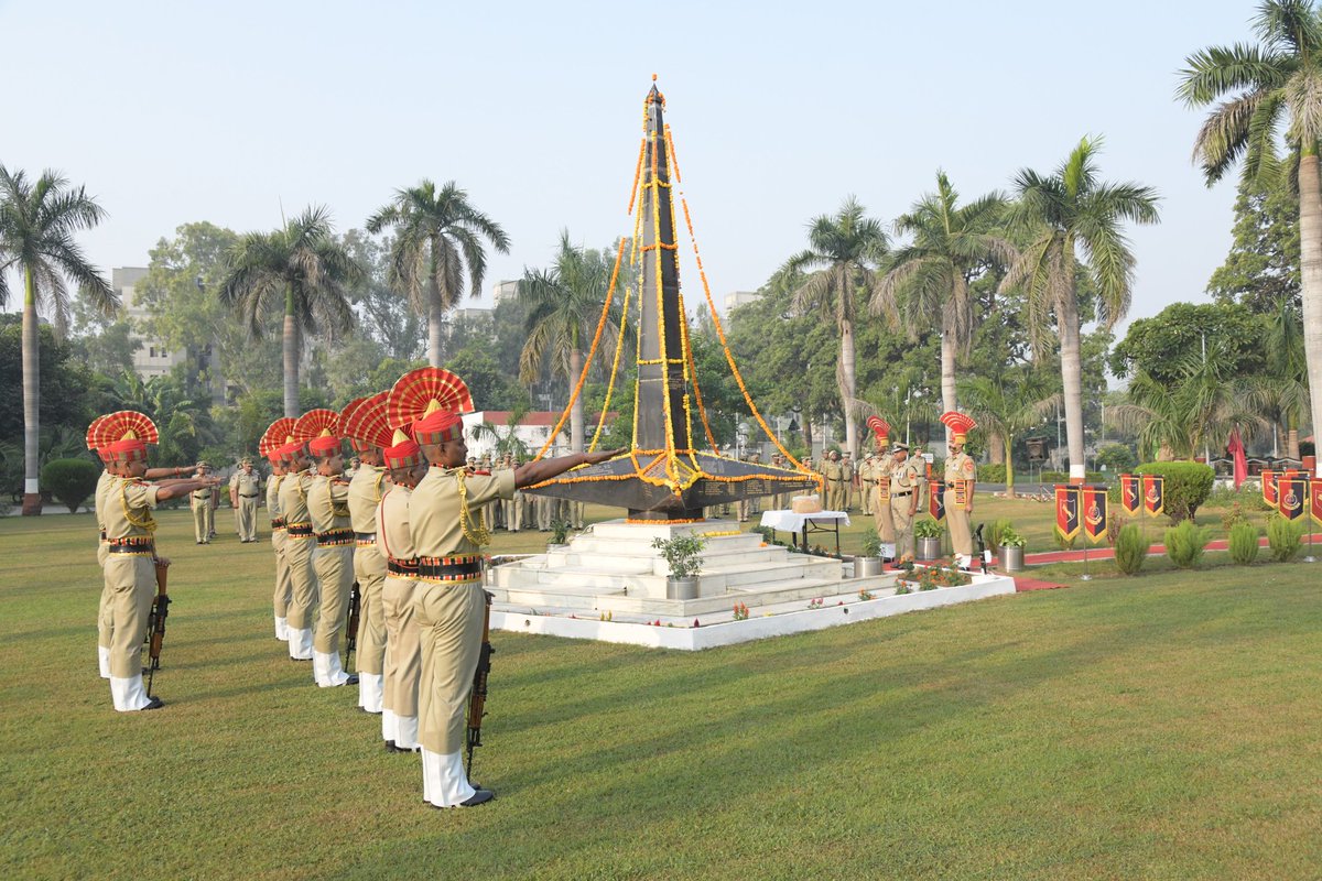 BSF_Punjab's tweet photo. 𝐁𝐒𝐅 𝐏𝐚𝐢𝐝 𝐇𝐨𝐦𝐚𝐠𝐞 𝐭𝐨 𝐭𝐡𝐞 𝐁𝐫𝐚𝐯𝐞 𝐇𝐞𝐫𝐨𝐞𝐬 𝐨𝐧 𝐏𝐨𝐥𝐢𝐜𝐞 𝐂𝐨𝐦𝐦𝐞𝐦𝐨𝐫𝐚𝐭𝐢𝐨𝐧 𝐃𝐚𝐲 𝟐𝟎𝟐𝟒
On Police Commemoration Day 2024, Dr. Atul Fulzele, IPS, IG BSF, Frontier HQ Punjab paid homage and saluted the brave-hearts in uniform who sacrificed their lives in the line of duty at Shaheed Smark, Frontier HQ, BSF Punjab in the presence of BSF officers and troops. 

He read out the names of the martyrs who made the supreme sacrifice for the nation, and said that we, from the core of our heart, honour their memory and legacy on #PoliceCommemorationDay2024. Their courage, dedication, and selflessness will always inspire us to build a safer Nation and a better society.

#PoliceCommemorationDay
#BSF 
#FirstLineOfDefence

@BSF_India @PMOIndia @HMOIndia @punjabpoliceind @ANI @PTI_News
