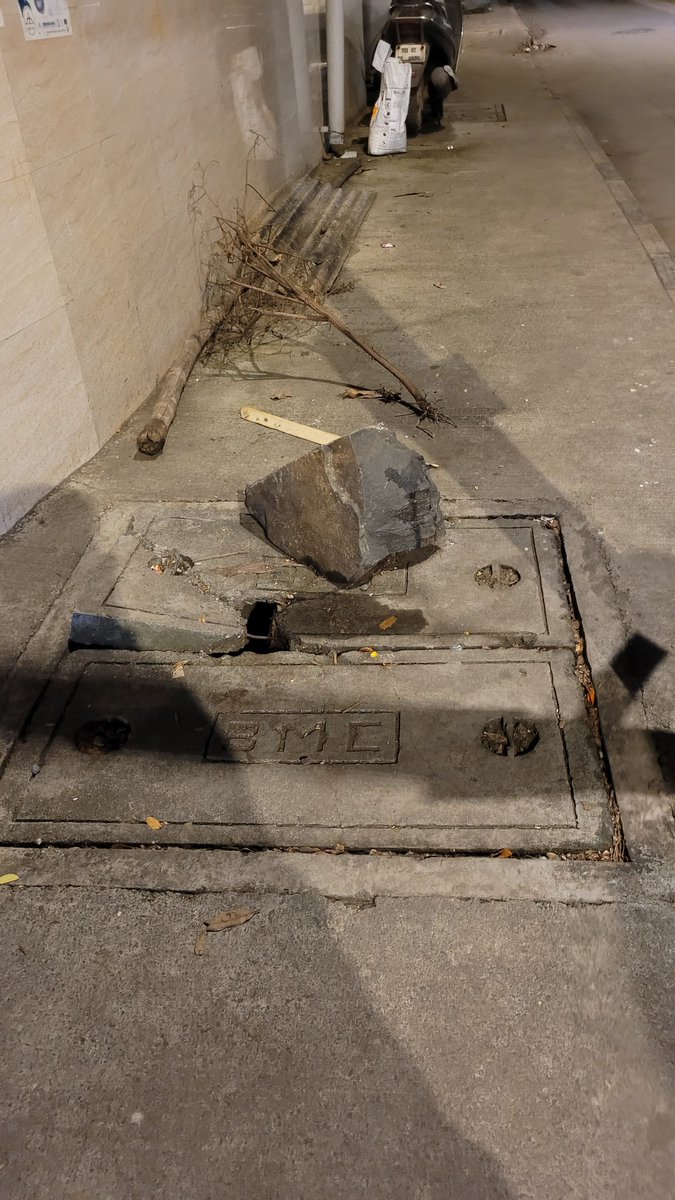MNCDFbombay's tweet photo. 🔴
More than 2 weeks and Asia's richest Municipal Corporation cannot even fix drain covers that are dangerous to human life.  
This is Mumbai.  

Last month,  a 45-year-old woman died in Mumbai by falling into an open drain, but BMC is not serious in fixing these issues.  
Well done @mybmc 

#MNCDFflyingSquad