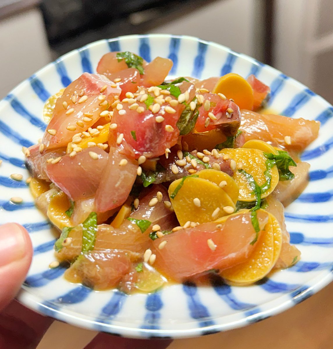 1000bero_net's tweet photo. セブンの「にんにく醤油味」と「ぶり刺身」で即席漬けを作ったらお酒泥棒が完成した。脂ののった鰤とシャキシャキ濃厚な旨みが広がるにんにくがよく合う https://t.co/QjF9cLu4F2
