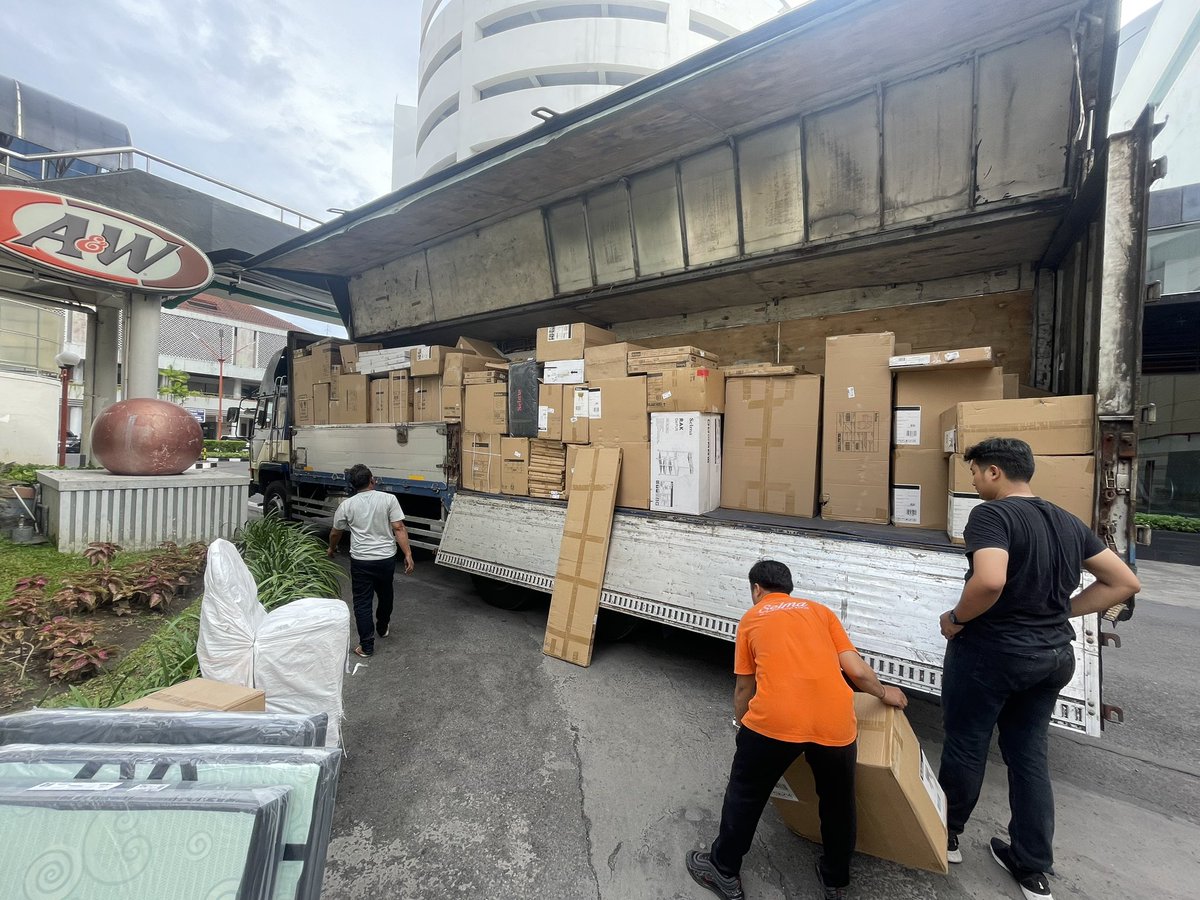 dimanja_'s tweet photo. "Enak yo kerjomu", ng kawanlama jenhang karir e cerah. Meanwhile... https://t.co/I60qwa5jfy