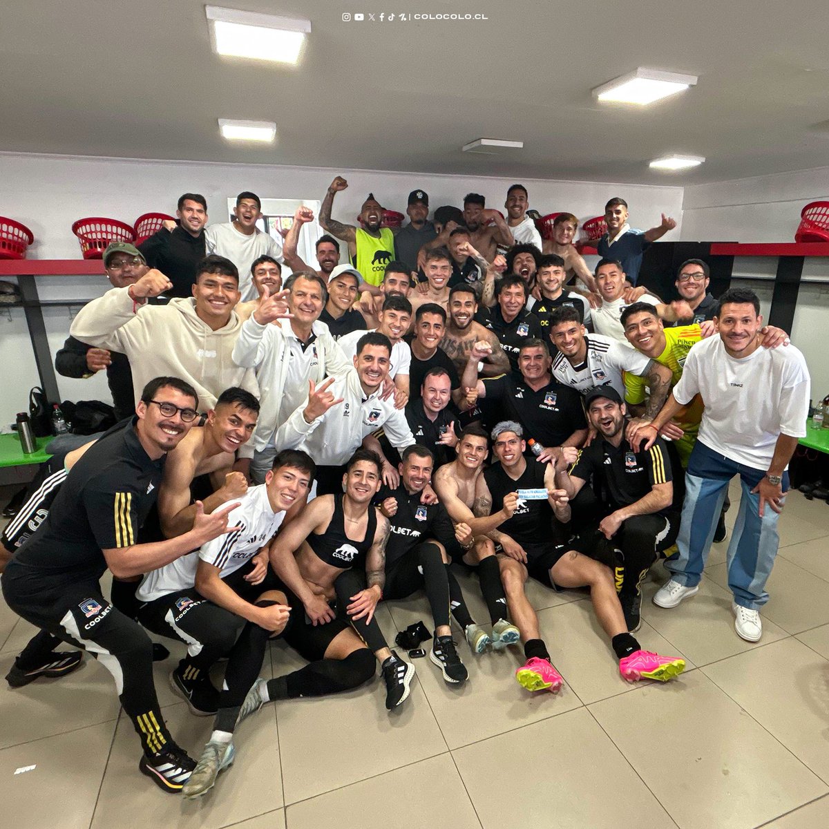 ColoColo's tweet photo. 𝐏𝐮𝐧𝐭𝐞𝐫𝐨𝐬 𝐲 𝟏𝟎 𝐯𝐢𝐜𝐭𝐨𝐫𝐢𝐚𝐬 𝐜𝐨𝐧𝐬𝐞𝐜𝐮𝐭𝐢𝐯𝐚𝐬 🤟

¡Vamos Colo-Colo! ⚪️⚫️ https://t.co/YiwtomCume