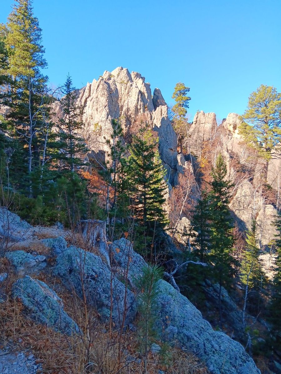 RegretsOnly's tweet photo. TIL:  South Dakota has an absolutely stunning state park. https://t.co/89JwER6JRn