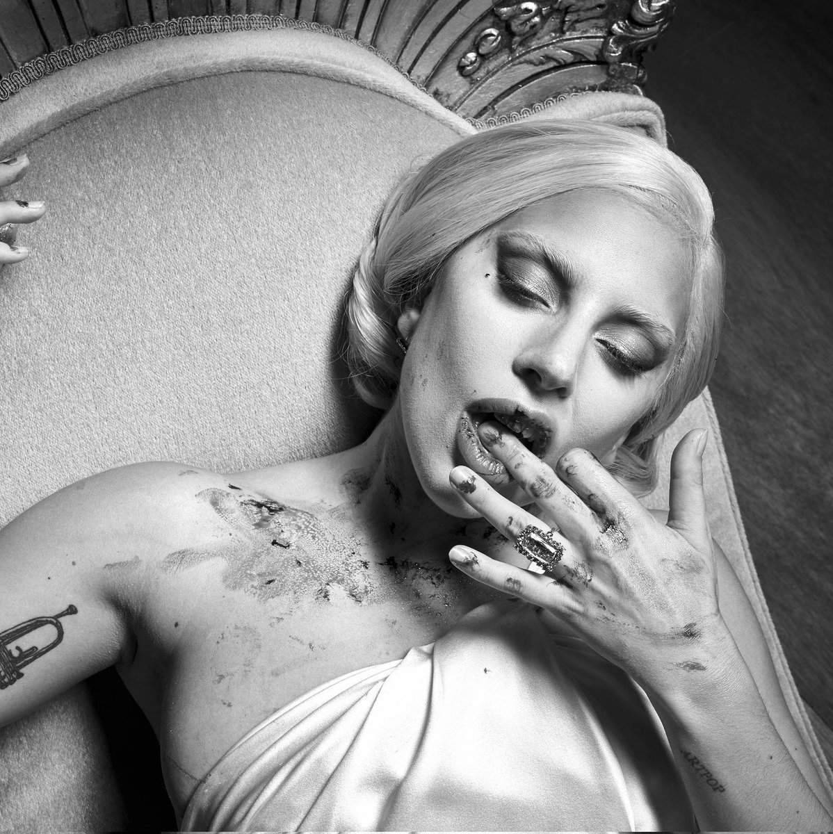 New outtakes of Lady Gaga as The Countess for “American Horror Story:  Hotel.”, image size:1198x1200