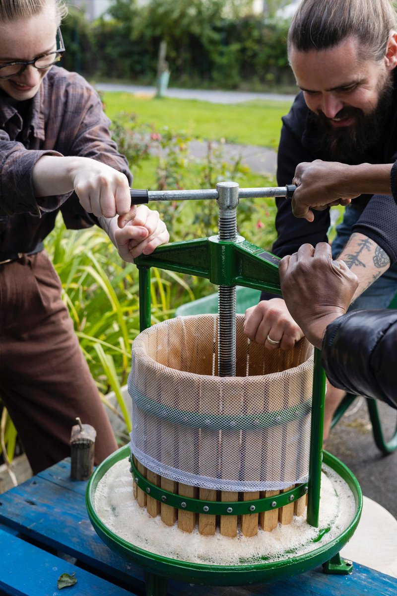 Northern_LilyGM's tweet photo. Happy Apple Day! honouring orchards and their incredible diversity 🌳🍎

The first Apple Day was in 1990, initiated by Common Ground to emphasise the importance of orchards in biodiversity, food security, and cultural heritage.

#AppleDay #Orchard #Biodiversity #AppleFun 🍏🍎🎉 https://t.co/UP57IvGaS3