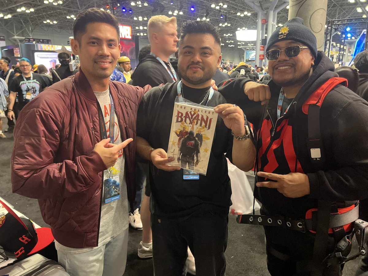 thejetlabb's tweet photo. Awesome time at @NY_Comic_Con sharing my new covers! Thank you @kidheroes Shoutout to my wife for holding it down at home w baby J! https://t.co/WsHPxo9Cjk