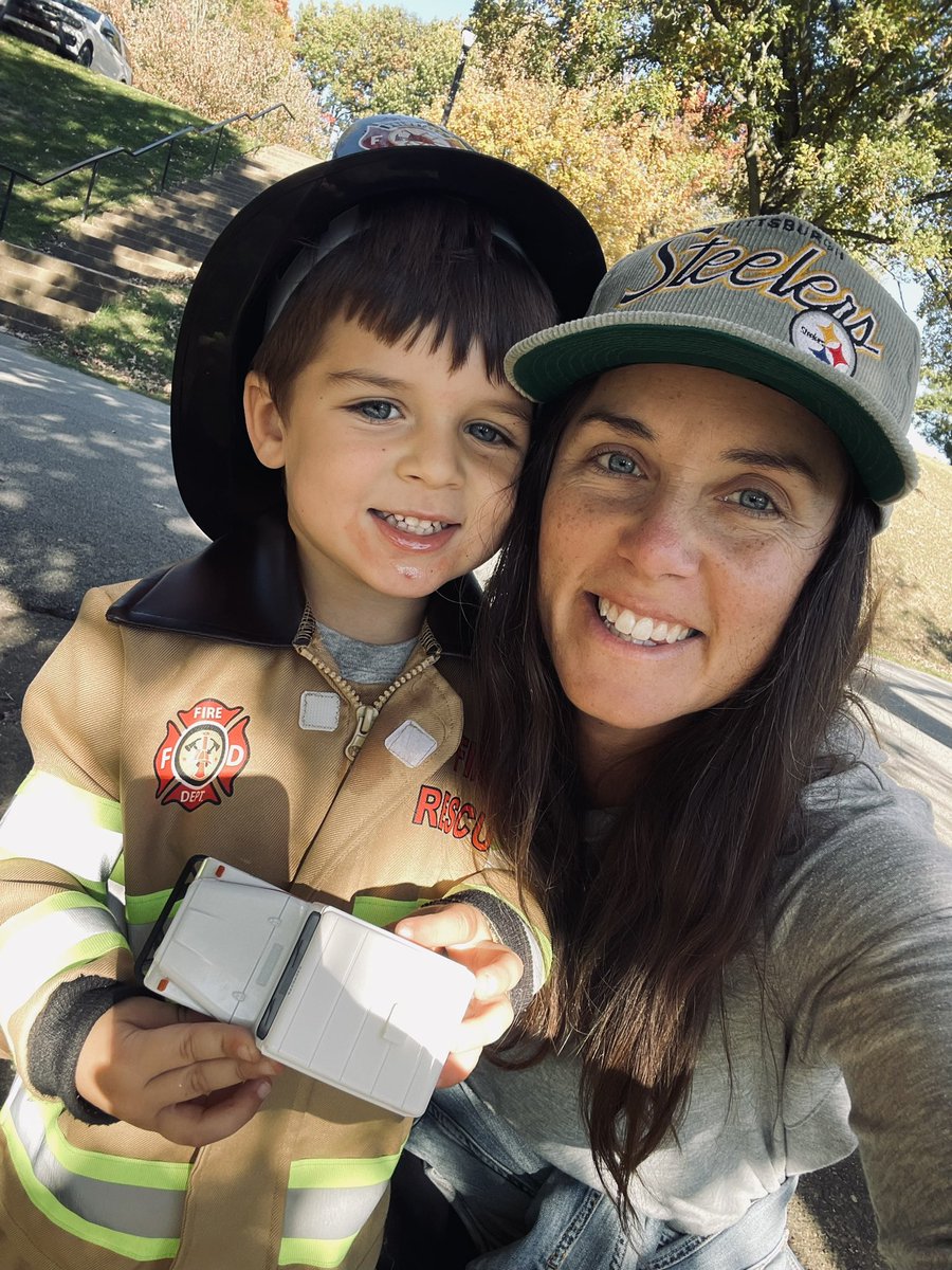 SaraPelegreen's tweet photo. A weekend of firsts:

- Hilltopper Homecoming 💛🐻🖤
- Boo at the Zoo 👻

Feeling very grateful for this life God is blessing me with 🙏🏼

#LifeWithLinc #ToppersOnTop https://t.co/ewr6gUAWHE