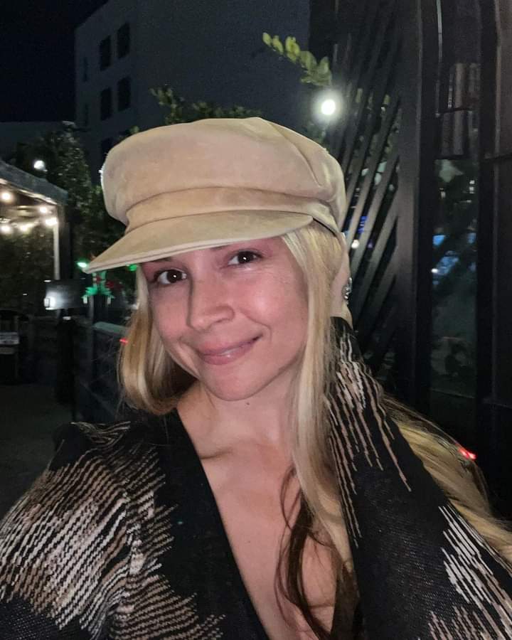 Carolinesexxy's tweet photo. Hope everyone is feeling all the love ❤️ hold onto it and keep it close 🌹🥰✨ these beautiful roses🥰🌹🥰🌹I love you hon 🛹🐊❤️‍🔥 https://t.co/jn46nLx67N