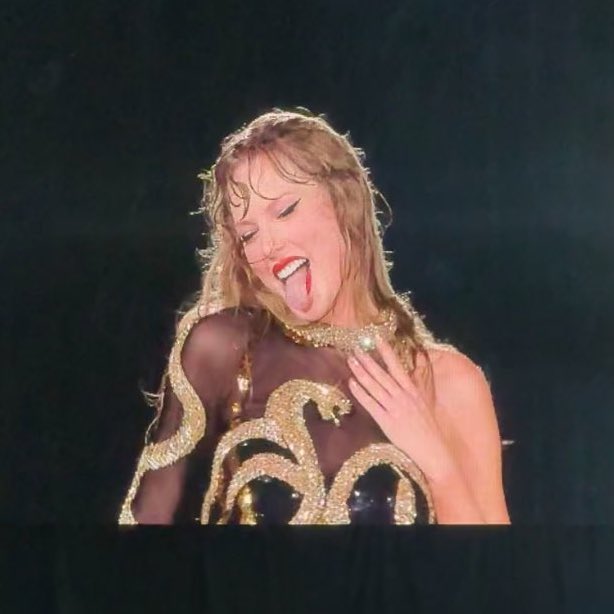 Imagine hating on her and she’s just in her sold out tour like this