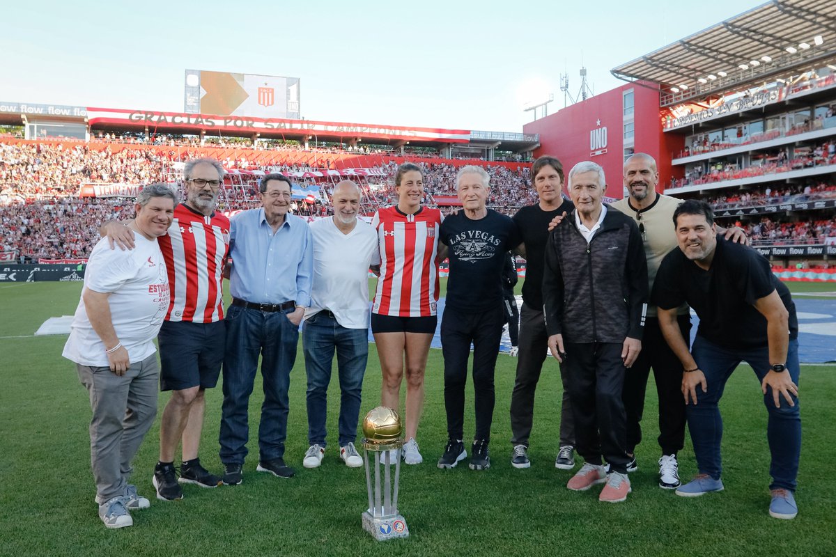 EdelpOficial's tweet photo. 📸 Los Héroes de Old Trafford en una tarde especial con el cariño de la gente🏆 https://t.co/fwyHaLBcRF
