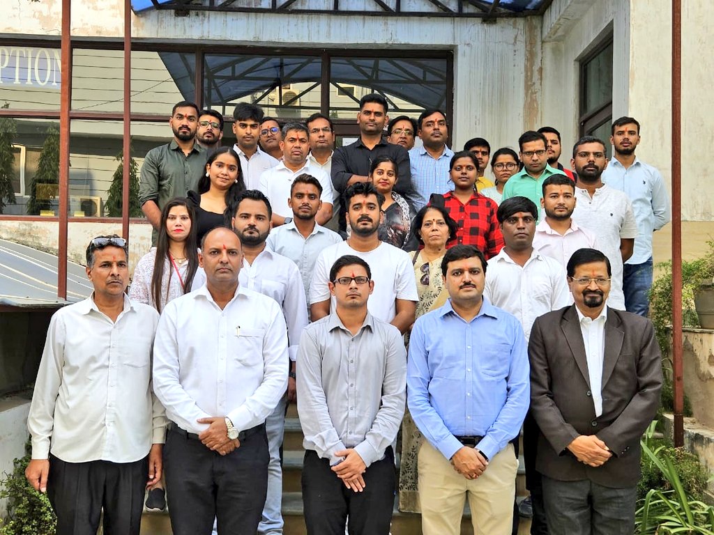 forpolicereform's tweet photo. हम तो केवल पढ़ाई-लिखाई करने के लिए स्कूल,कॉलेजों और युनिवर्सिटी की ओर रुख करने के लिए कहते हैं
👉कानूनी ज्ञान वर्धन करें,देश कानून से चलता है,देश कानून से चलना भी चाहिए

👉हम धार्मिक उन्माद की बात नहीं करते

👉हम आपको राजनीतिक दलों में शामिल होने के लिए नहीं कहते

👉पढ़ें और बढें https://t.co/KsLNVurgRZ