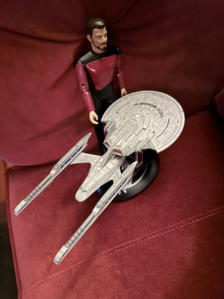 floobish's tweet photo. Love my beautiful USS Titan from @FanhomeUS ! ❤️ #LittleRiker is pleased.
#StarTrek https://t.co/3WA2qM8fUg