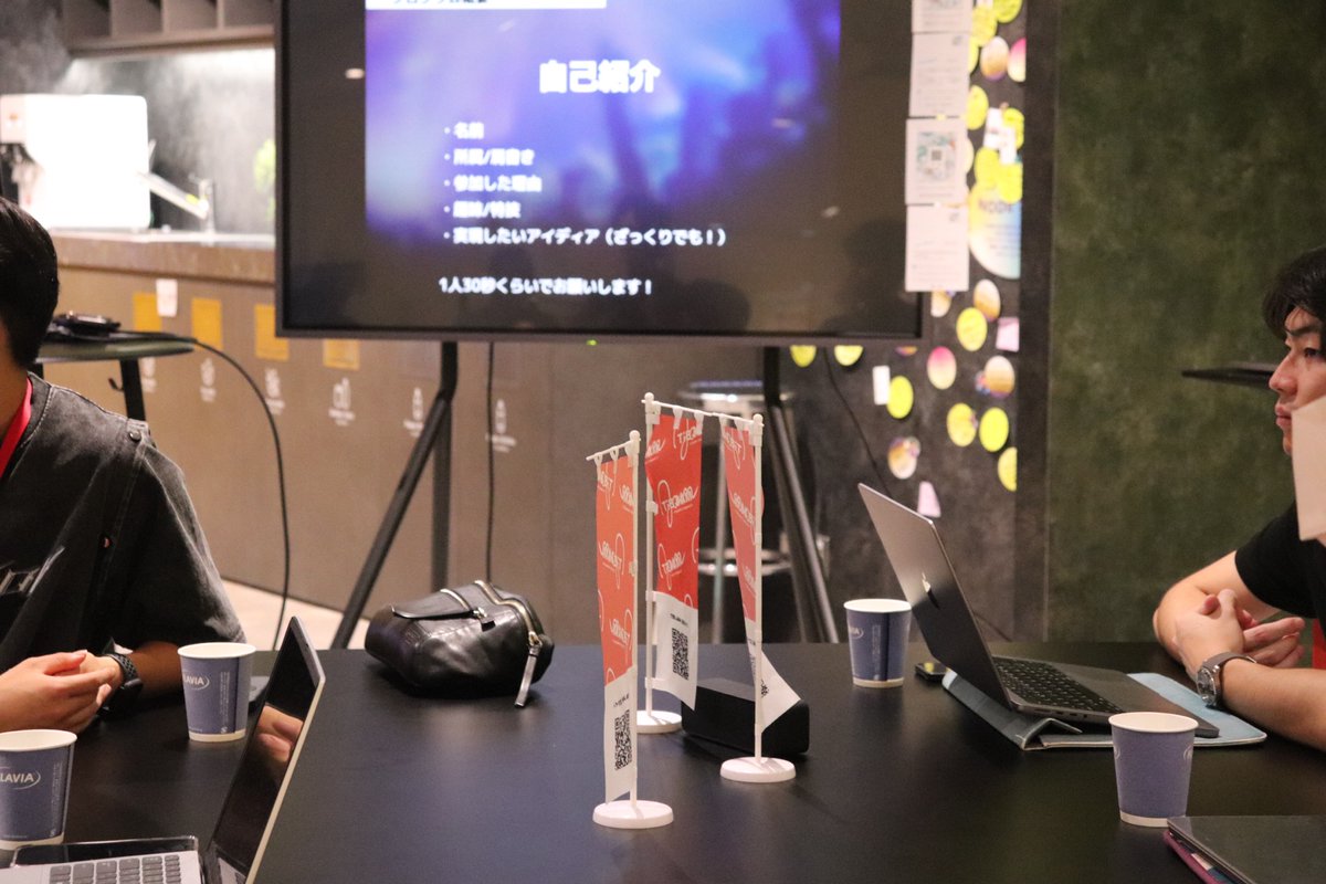 tib_tokyo's tweet photo. 水曜日は”Student Day”。LOUNGEが学生の溜まり場になる一日です🧑‍🎓！

この日は学生をトコトン応援するプロジェクト・TIB JAMのキーカラー🟥が館内に出没します☺️🤝🏻
デカすぎるのぼりも！！！(4枚目)

#TIB #TokyoInnovationBase #TIBJAM https://t.co/6LYHQFGVby