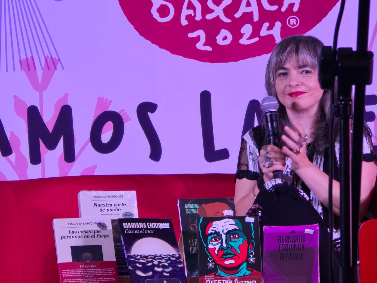 DiarioMarcaOax's tweet photo. La Reyna del Terror, Mariana Lorena Enriquez Ledesma, cierra la Feria Internacional del Libro #Oaxaca (FILO) 2024, la noche de este domingo, en una charla y firma de autógrafos de esta escritora argentina. @FILOaxaca 

🎥 @fotoesMax https://t.co/9NNZpvU2Dr