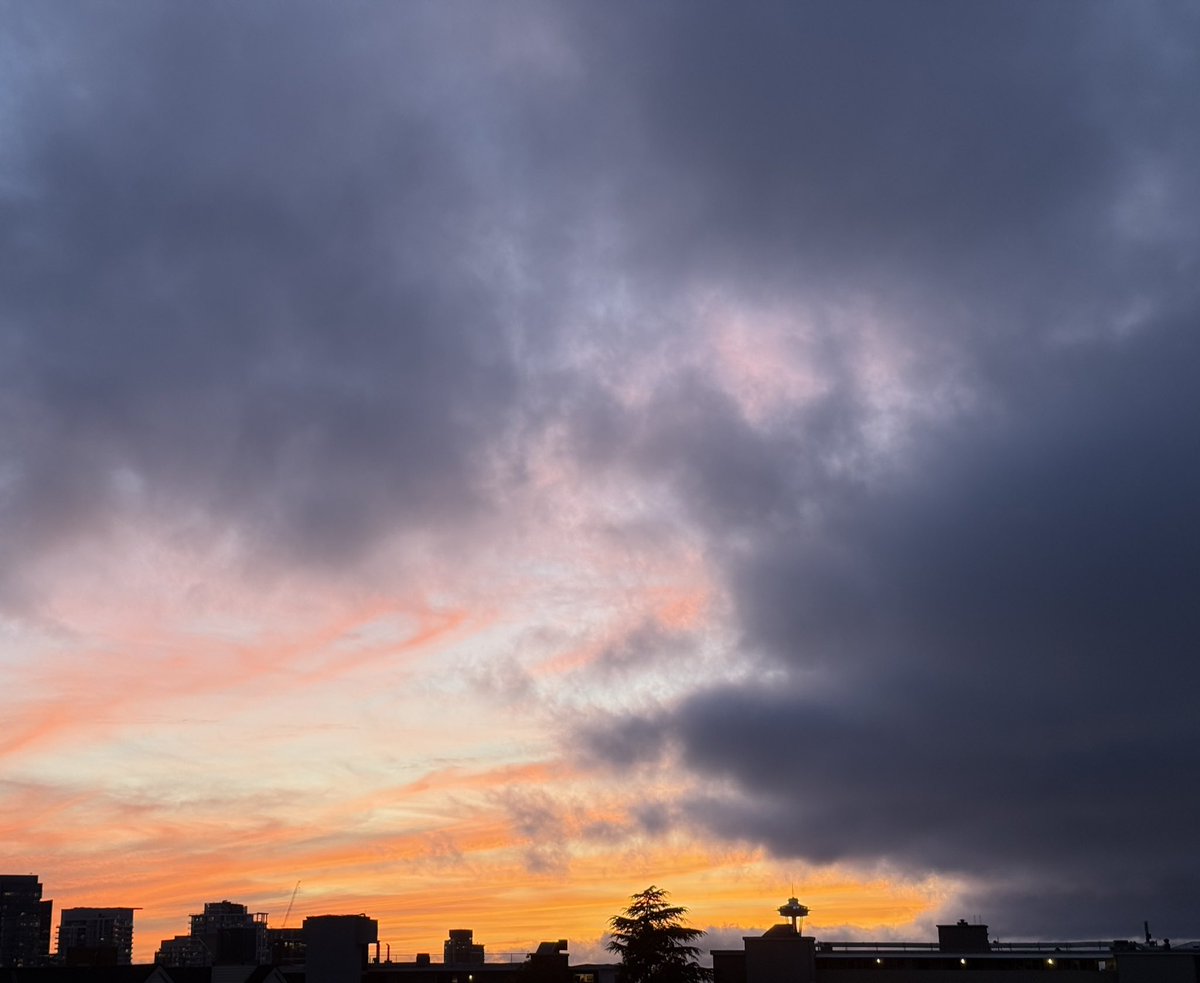 Rainy Seattle sunset 10/20/24 <a href="/NWSSeattle/">NWS Seattle</a> <a href="/KSeattleWeather/">Seattle Weather Blog</a>