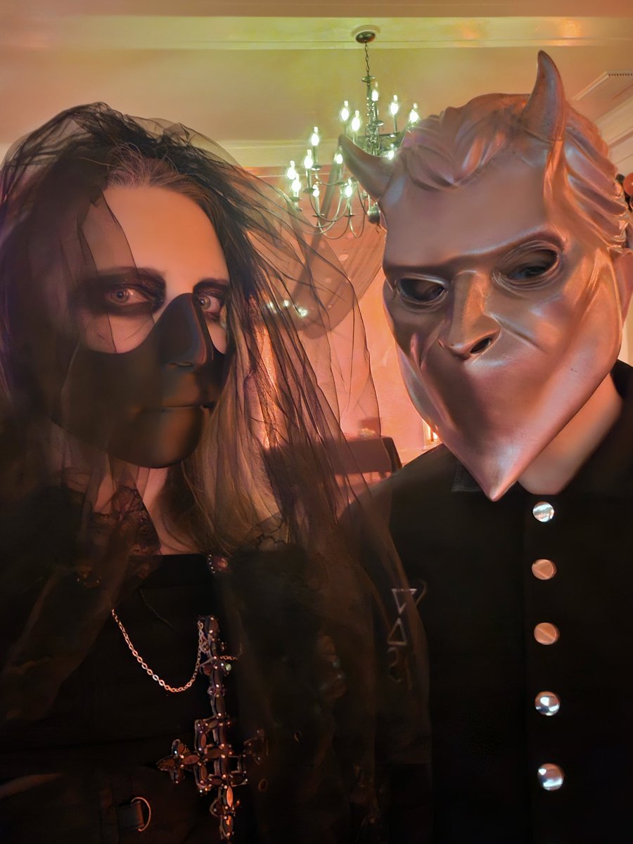 elvenashes's tweet photo. #ghelfiesunday as two Ghouls out on the town. https://t.co/fH7sSG2MC0
