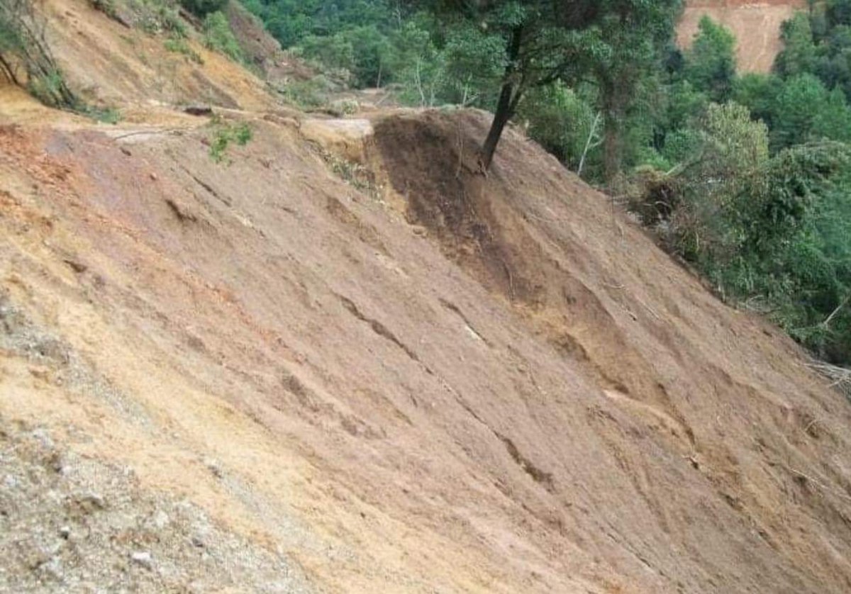 951mx_com's tweet image. Debido a las fuertes precipitaciones, se han producido varios derrumbes en la #SierraMixe.
Se recomienda precaución:
- Zompantle - San Isidro - Caballo Blanco
- Río Ramal
- Yacochi - Metaltepec - Zacatepec
- Cotzocon - Alotepec
- Metepec - Totontepec
- Ocotepec - San Isidro