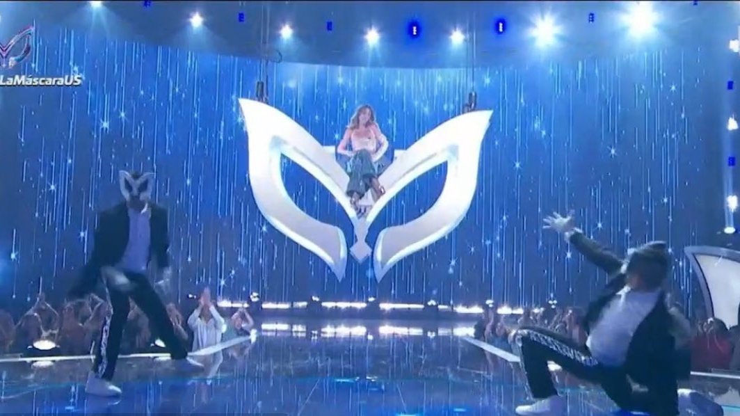 cryanahi's tweet photo. serviu entrada triunfal, entregou carisma, dançou, tem uma energia linda com os colegas, interagiu devidamente com os personagens, entregou plot twist, se divertiu e tudo sem deixar o profissionalismo de lado anotando o que conseguia 

obrigada pela sua entrega, anahi ❤️ https://t.co/rTaDFsBRvu
