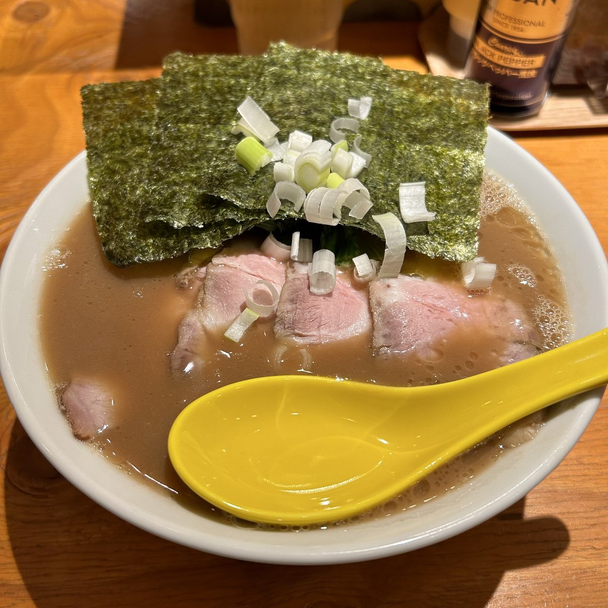 2hmax's tweet photo. ここ10年くらいで食べたトンコツラーメンの中で1位くらいに美味いとんこつラーメンに出会った。もうめちゃくちゃ美味い。

でも家系ラーメンって名乗ってるから評価は０点。家系ラーメンって名乗ってなかったら、はらたいらさんに3000点くらいの大優勝。 https://t.co/RHovffewss