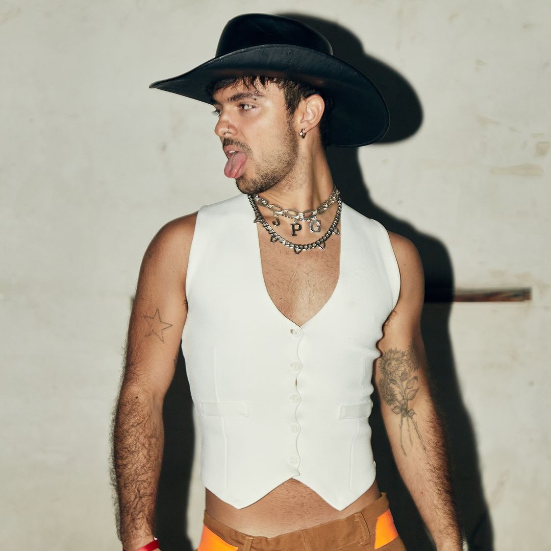Jorgedd_11's tweet photo. Ajúa 👅🖤 Amo que sus tatuajes le dan un extra al look, es el sheriff hot de una galaxia lejana ⭐🔥
#JoaquinBondoni en la #MBFWMx pt3 https://t.co/vae4gS1sHV