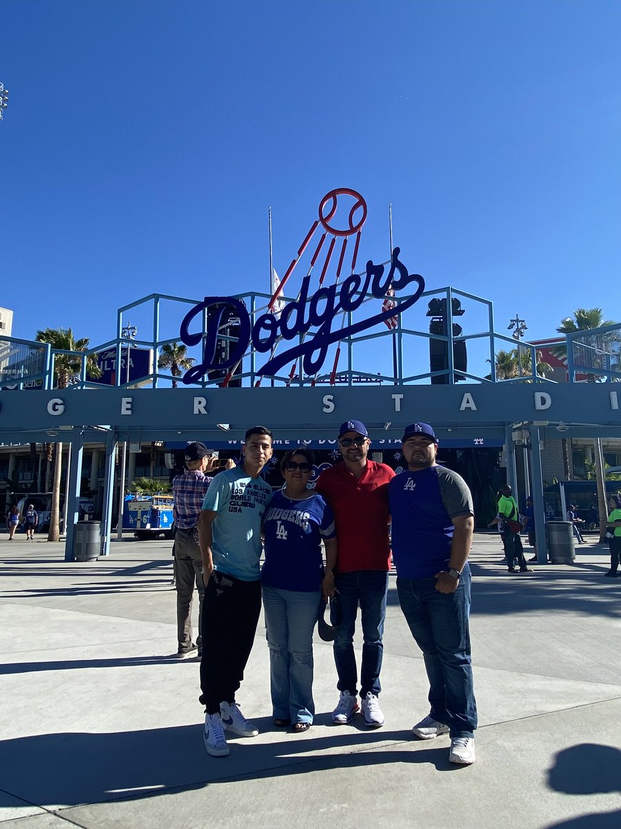 Berebarod's tweet photo. #BeisbolxFox Fam Ch��vez Posadas de Reynosa , suerte mis Dodgers https://t.co/Mu3kCKnivi