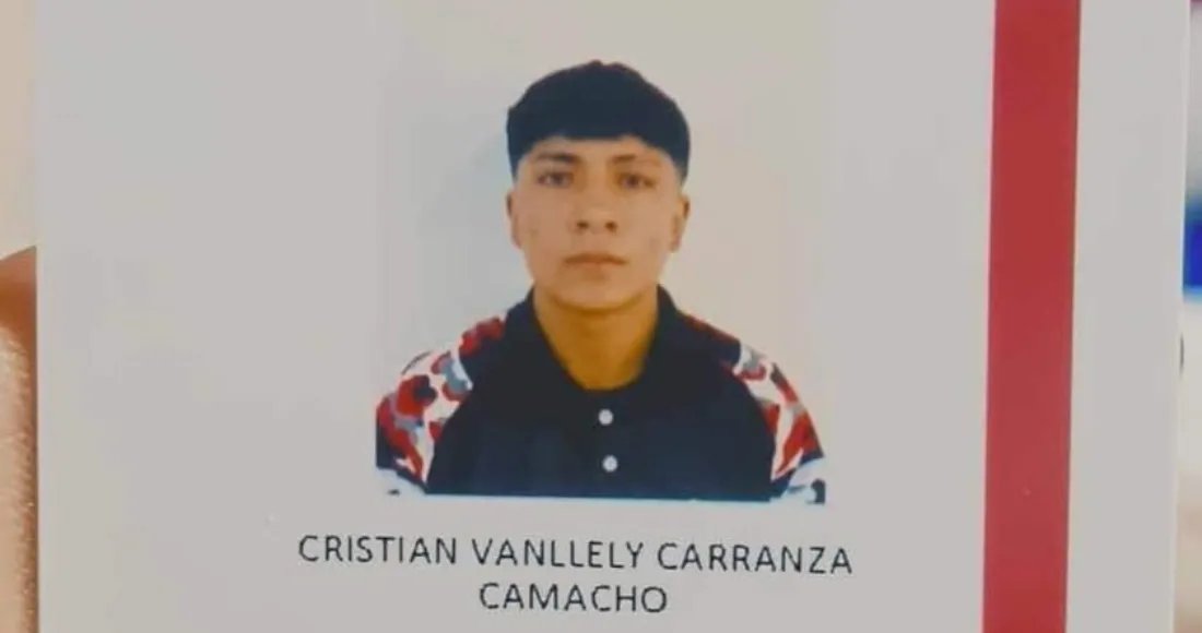 CorresponsalsMX's tweet photo. #JUSTICIA
🔴Cae en #Edomex sujeto que rocio con gasolina a uno de sus compañeros de la Escuela de Mecánica Automotriz #CEDVA ubicada en #Texcoco.
El agresor identificado como Hugo “N” fue detenido en en #tlalnepantla, por lo que fue trasladado por elementos de la Fiscalía y @Semar 
Cristian Carranza de 18 años fue tragicamente agredido y quedo con qemaduras de segundo y tercer grado.