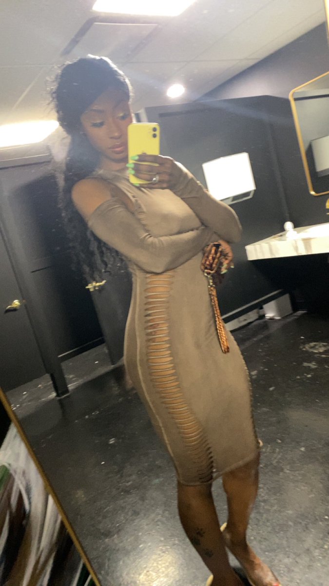 TailorMade_KC's tweet photo. #bathroompics 💛 https://t.co/zcqvB6H8m2