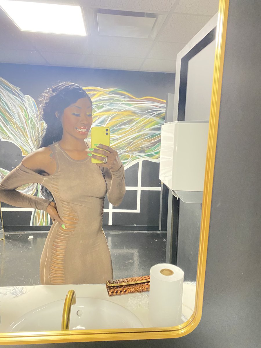 TailorMade_KC's tweet photo. #bathroompics 💛 https://t.co/zcqvB6H8m2