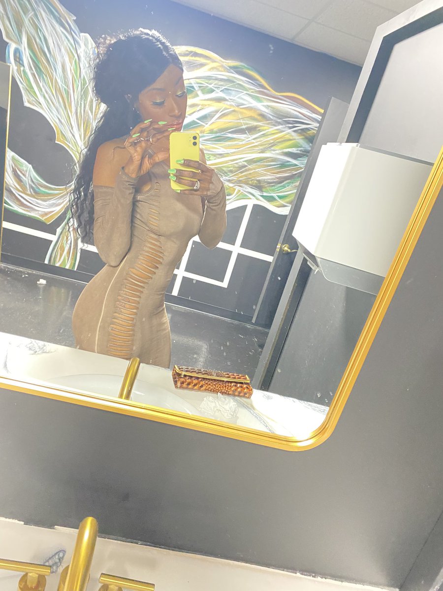 TailorMade_KC's tweet photo. #bathroompics 💛 https://t.co/zcqvB6H8m2