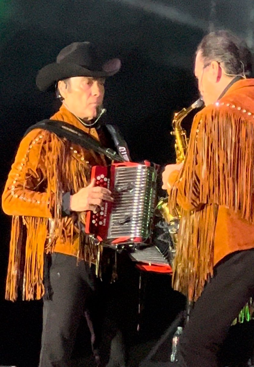 Impresionante nuestros. #JefesDeJefes  <a href="/tigresdelnorte/">Los Tigres Del Norte</a> ayer en Aguascalientes 🇲🇽 cada vez con más fuerzas y ganas de complacer a su público!!! Concierto histórico