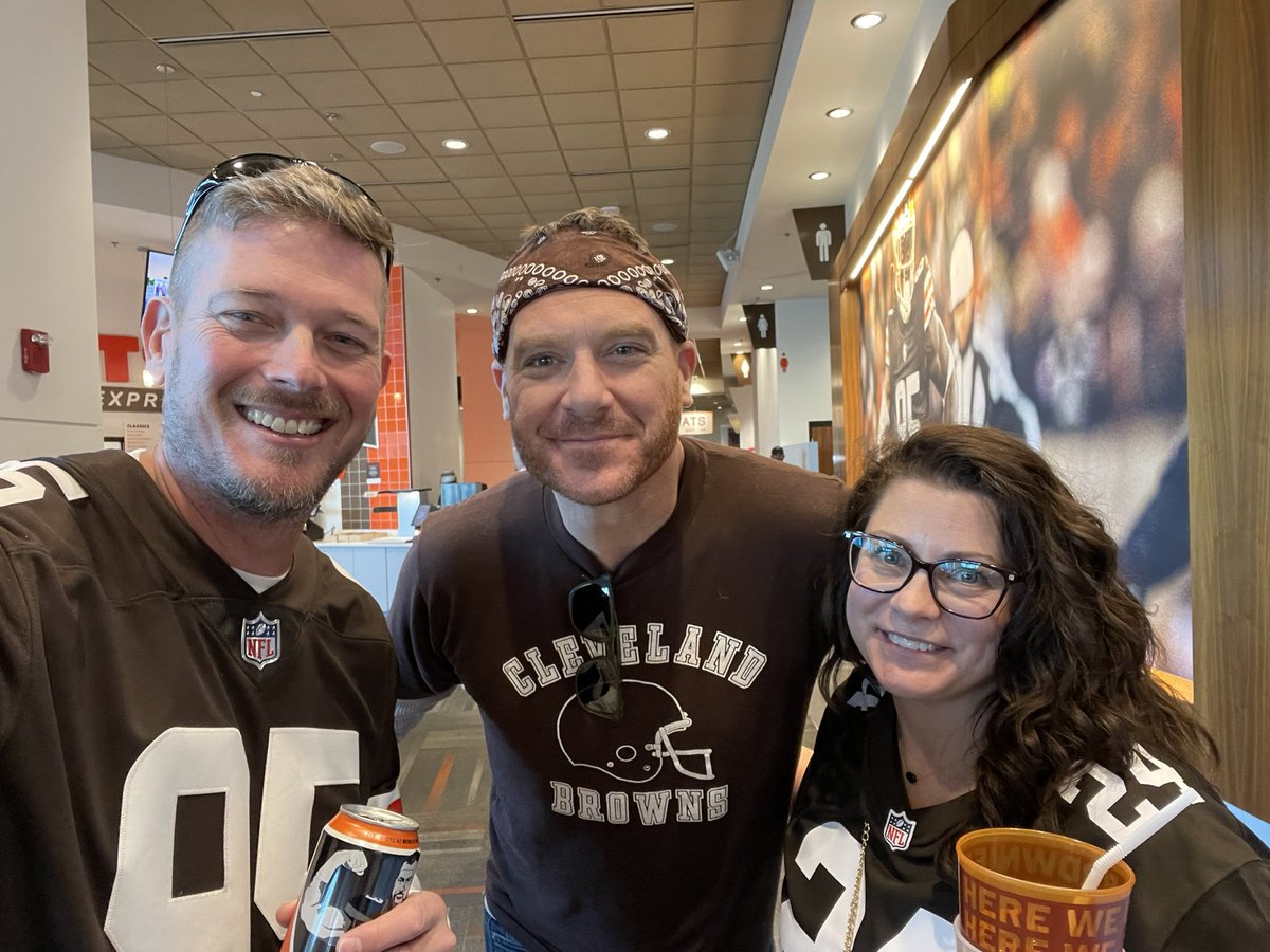 brijeffnel's tweet photo. Thanks for stopping for a pic @mikepolkjr! Given the outcome, it was the highlight of the game! https://t.co/6Q5QI5tzCb