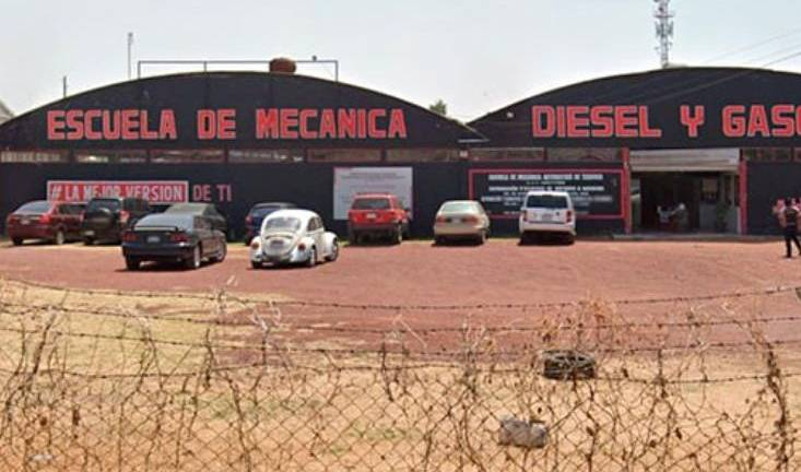 CorresponsalsMX's tweet photo. #JUSTICIA
🔴Cae en #Edomex sujeto que rocio con gasolina a uno de sus compañeros de la Escuela de Mecánica Automotriz #CEDVA ubicada en #Texcoco.
El agresor identificado como Hugo “N” fue detenido en en #tlalnepantla, por lo que fue trasladado por elementos de la Fiscalía y @Semar 
Cristian Carranza de 18 años fue tragicamente agredido y quedo con qemaduras de segundo y tercer grado.