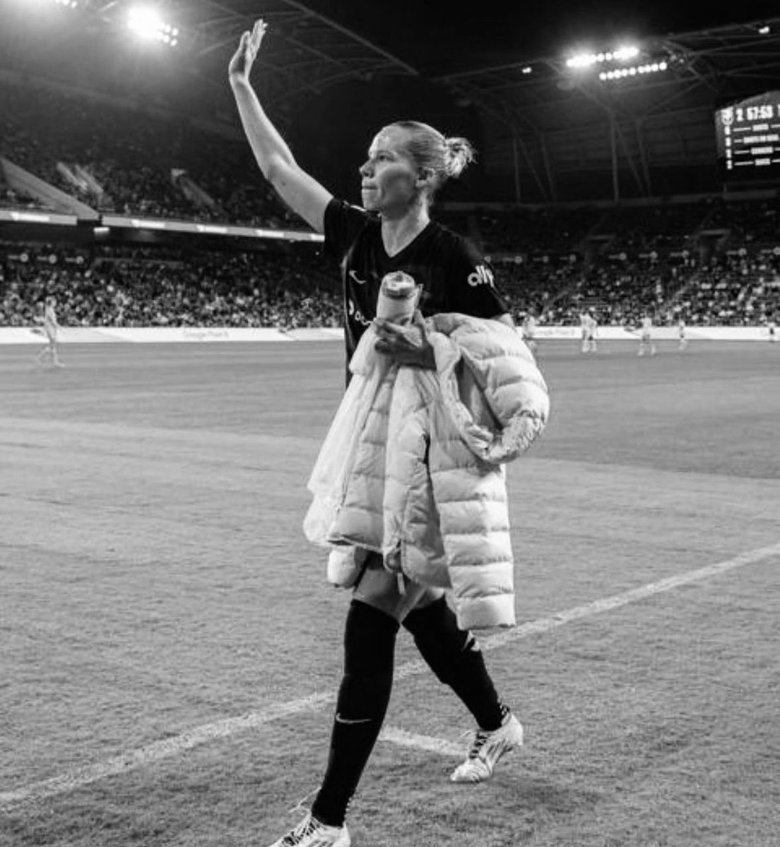 Tivemos momentos de comemoração e agora de despedidas.

Merritt Mathias se despede do futebol profissional.

Mais uma jogadora marcante na NWSL que se despede.

Obrigada por tudo <a href="/MerrittMathias/">Merritt Mathias</a> 🖤🩷