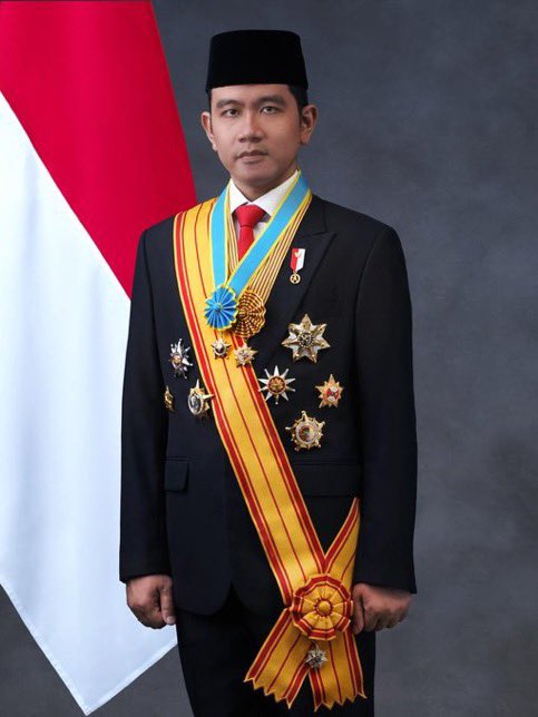 "Bagaimanapun mereka sekarang adalah Presiden dan Wakil Presiden kita"

Terjemahan:

"Kejahatan kemanusiaan, nepotisme, akrobat konstitusi dan pemilu, kartel partai dan oligarki politik, kita anggap normal dalam sistem bernegara".