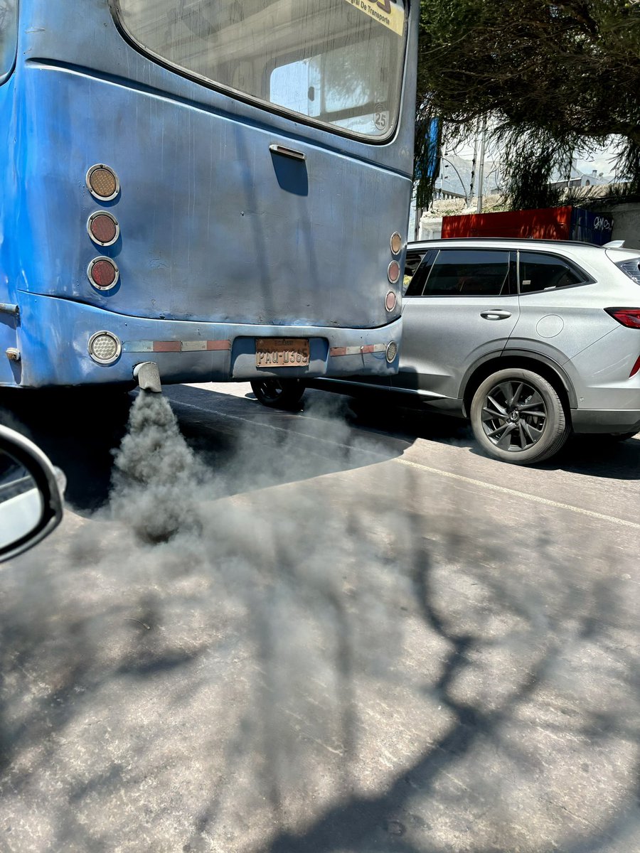 Martinminguchi's tweet photo. Donde no hay autoridad que actúe pensando en la gente, no hay bien común. 
Los buses en Quito son íconos de la impunidad y del atropello.
 ¿Y la autoridad? 
Bien gracias https://t.co/vpb2i8mcVn