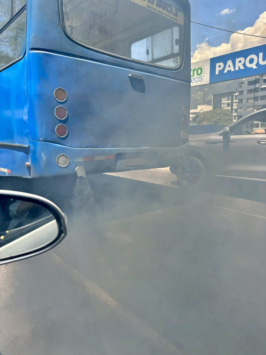Martinminguchi's tweet photo. Donde no hay autoridad que actúe pensando en la gente, no hay bien común. 
Los buses en Quito son íconos de la impunidad y del atropello.
 ¿Y la autoridad? 
Bien gracias https://t.co/vpb2i8mcVn