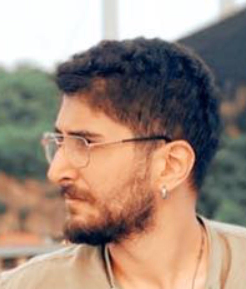 Sonia says that she’s watching handsome charismatic man. But what is Ata 🤣🤣can you name him? By the way I like his red color hair and his earrings 🤗oh and the way he sits ☺️