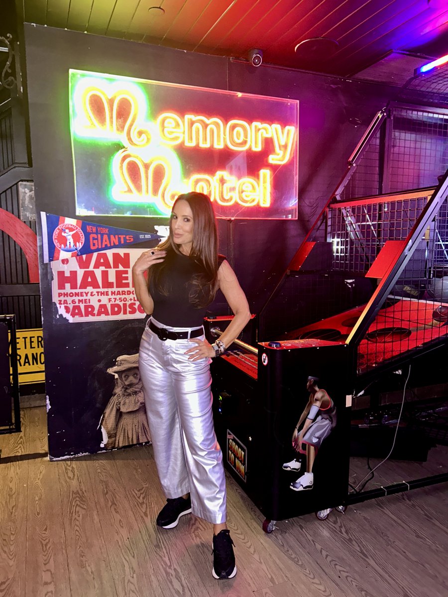 thereallisaann's tweet image. Get ready to catch all the action on the big screen! 📺🏈 Join me at TOMORROW NIGHT  @TheMemoryMotel NYC for Monday Night Football all season long. —come for the games, stay for the food &amp;amp; the fun 🍻🍔  #NYC #MemoryMotel #MNF #TheRealLisaAnn