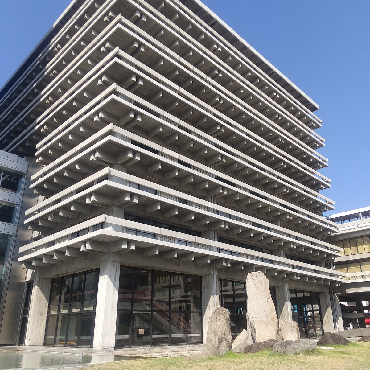 tocho_seisaku's tweet photo. 【ポータルサイト #東京と全国各地との共存共栄】
#香川県 を訪問し、 #スタートアップ 支援を中心に意見交換を行いました。
「Setouchi-i-Base」もご紹介します。
東京都は今後も共存共栄の実現に向けて全国各地��の意見交換を進めていきます！
#うどん #ヤドン #丹下健三
https://t.co/nvBsrubVls https://t.co/9zjjfboCXy